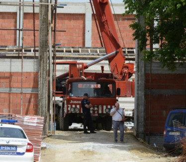 TRAGEDIJA U KRALJEVU: Nastradao radnik (22) na gradilištu Osnovne škole, drugi prevezen u bolnicu (FOTO)