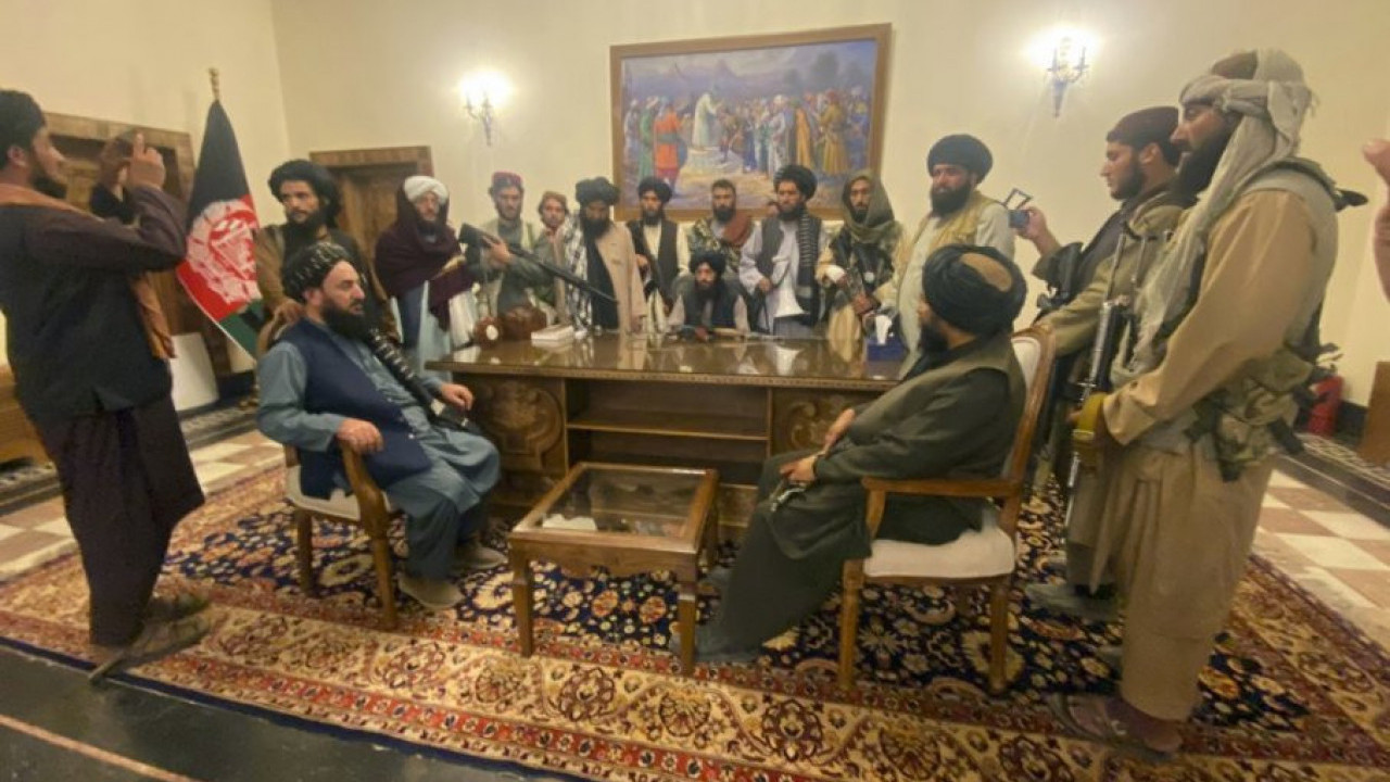 TALIBANI PODIGLI ZASTAVU NA PREDSEDNIČKOJ PALATI: Vlast je osvojena, pao je ceo Avganistan