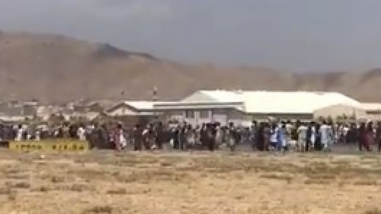 AMERIKANCI PUCALI U CIVILE: Prve žrtve na aerodromu u Kabulu (VIDEO)