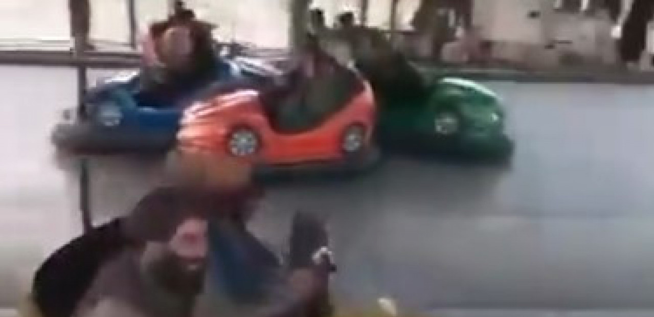 БЕСНИ РАТ, А ОНИ У ЛУНА ПАРКУ: Бизаран снимак талибана који се "лудо забављају" на вртешкама (ВИДЕО)