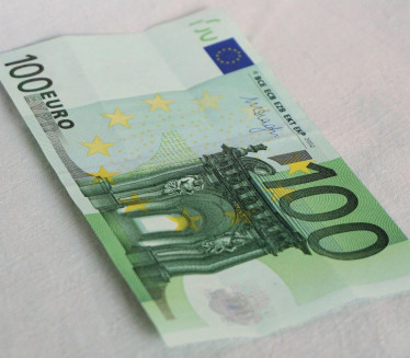 КРЕНУЛА ИСПЛАТА: Данас око 300.000 младих добија 100 евра