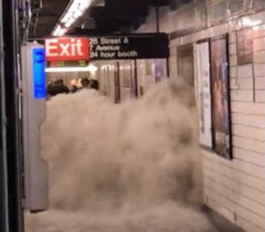 СЦЕНЕ КАО НА ТИТАНИКУ: Метро станица потопљена - у Њујорку ванредно стање (ВИДЕО)