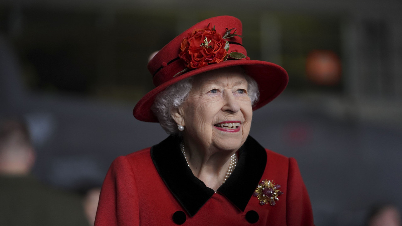 BAŠ SE "OTVORILA": Evo šta kraljica poklanja osoblju za Božić