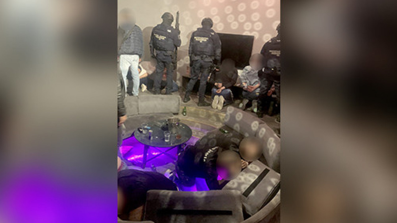 ПОЛИЦИЈА УПАЛА У АПАРТМАН: Откривена "кокаин журка" у Београду (ФОТО)