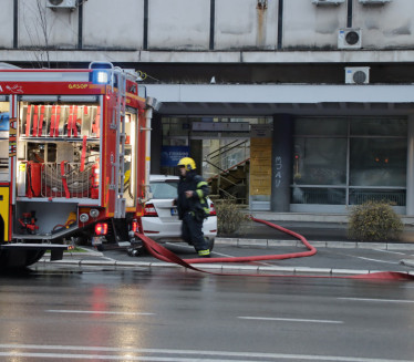 БУКТИЊА НАСРЕД ПУТА: Аутомобил се запалио у вожњи (ФОТО)