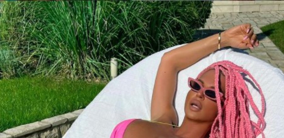 ЗА ЊУ СЕ ЛЕТО ЈОШ НЕ ЗАВРШАВА: Карлеуша у никад изазовнијем бикинију показала фигуру (ФОТО)