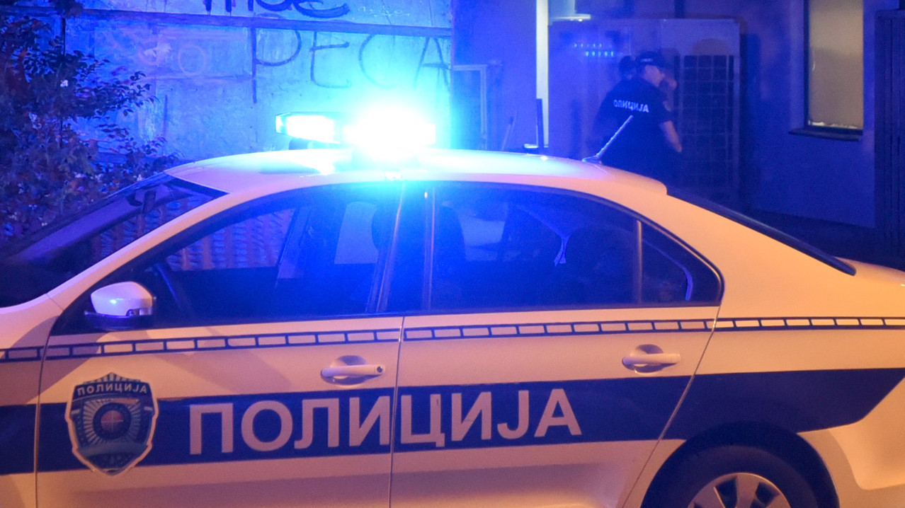 УЖАС КОД СОКОБАЊЕ: Младић бајонетом повредио полицајце