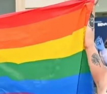 4 МУСКЕТАРКЕ ИСПРЕД КОНГРЕСА: Голим грудима протестовале против хомофобије (ВИДЕО)