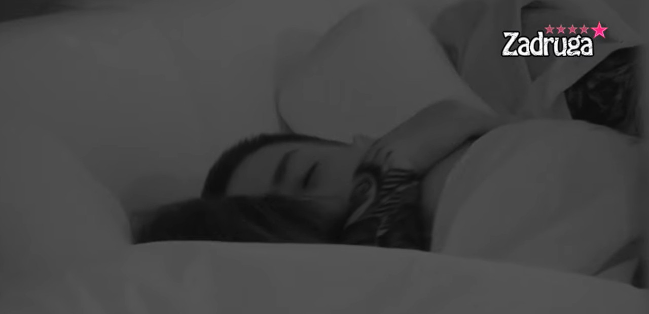 NOVI PAR U ZADRUZI: Ugasila se svetla i pao prvi poljubac (VIDEO)