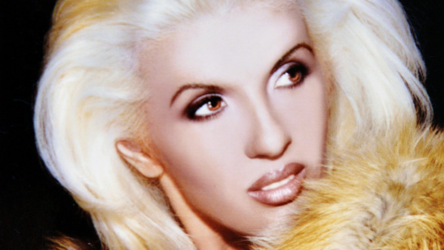 SAMO ĆE JE PRAVI FANOVI PREPOZNATI: Pevačica neprepoznatljiva (FOTO)