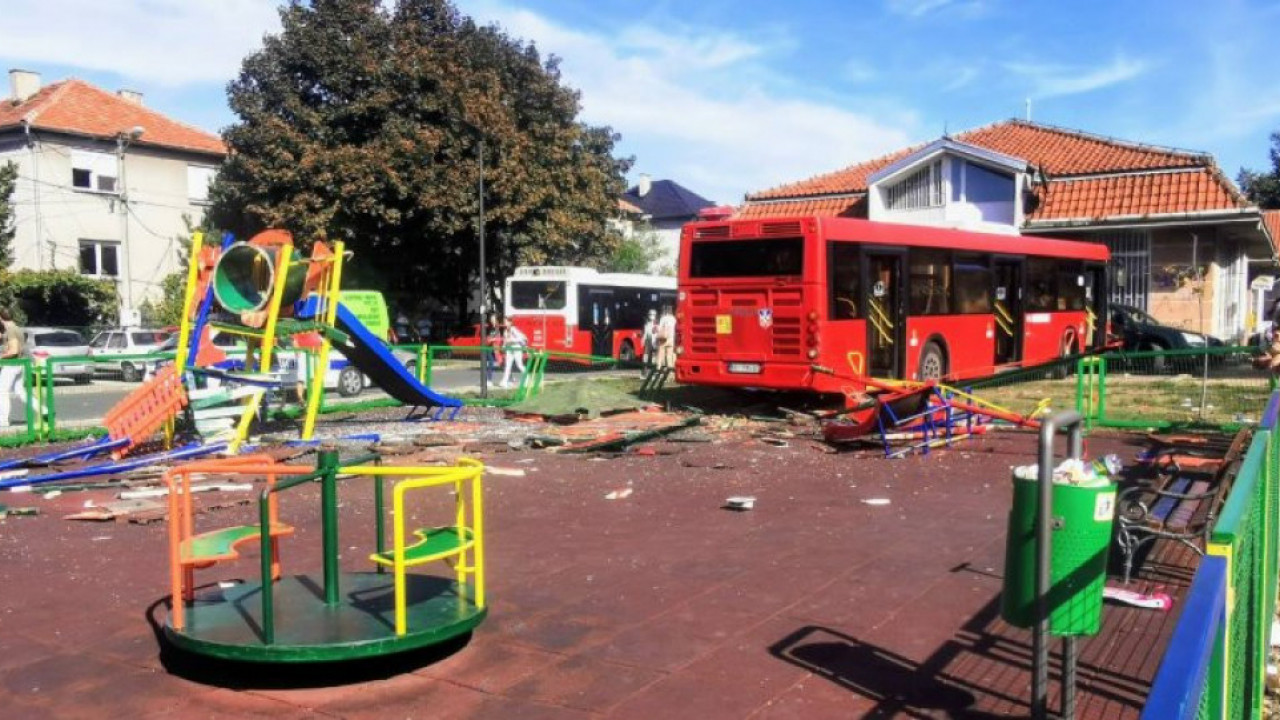 VOZAČ POBEGAO: Autobus uleteo u dečije igralište u Zemunu