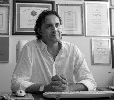 Преминуо чувени пластични хирург доктор Миодраг Цолић