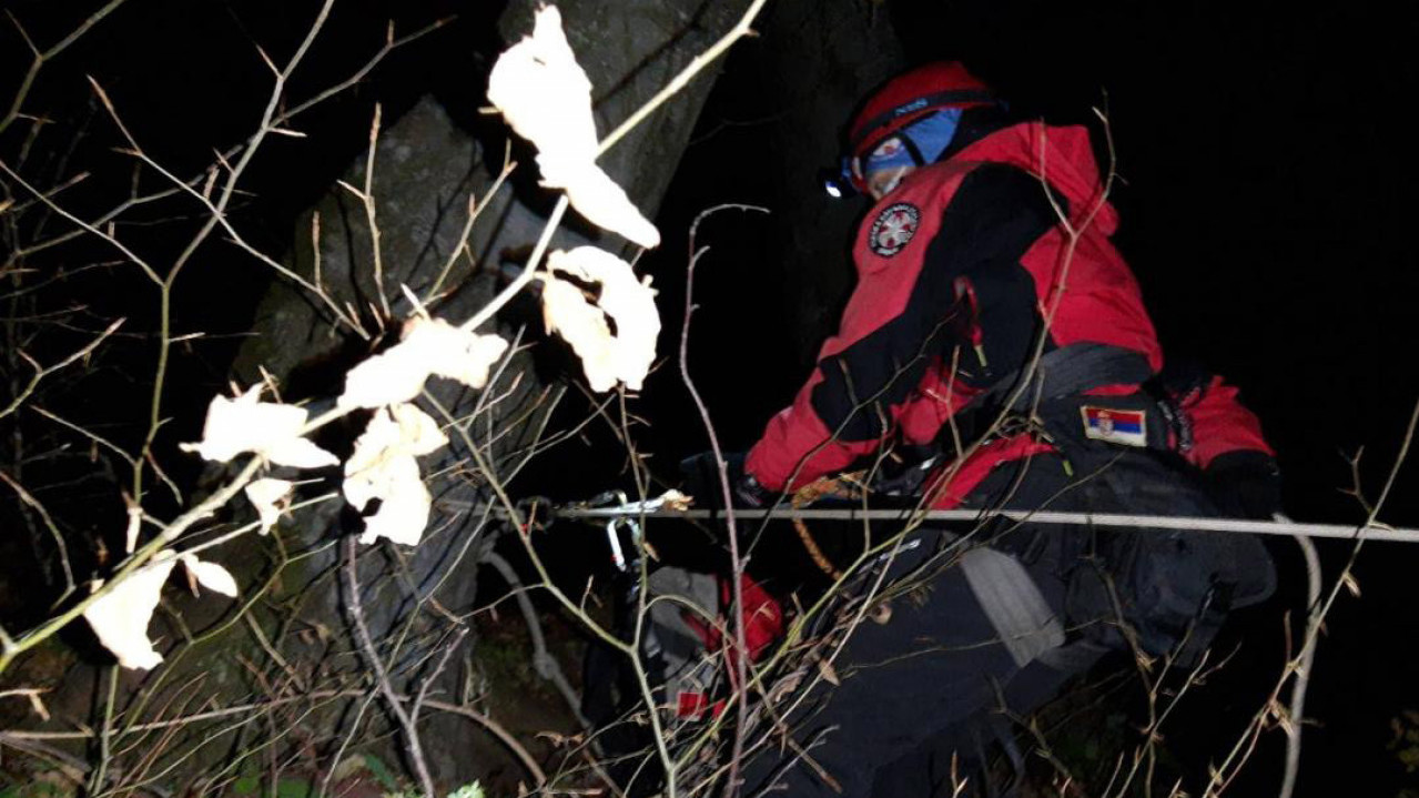 AKCIJA HITNE POMOĆI I GSS: Spašena povređena devojka na Rtnju