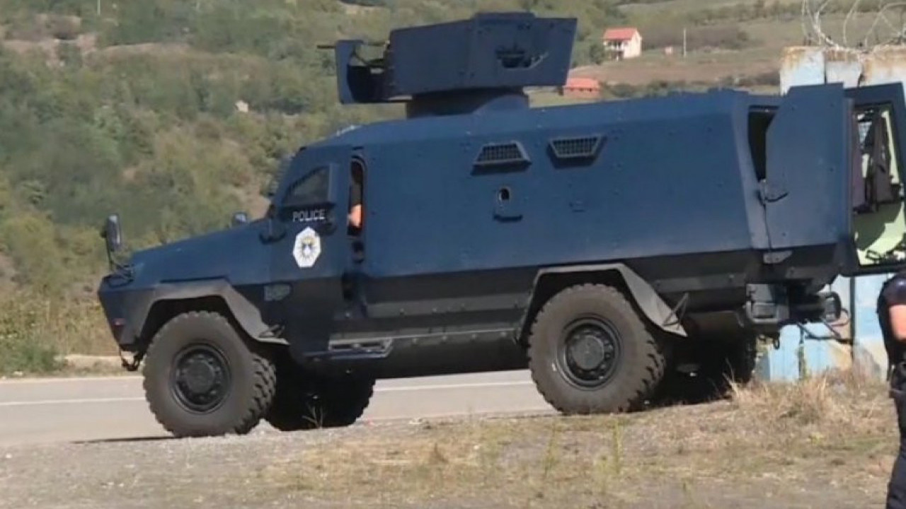 ДРАМАТИЧНО НА ЈАРИЊУ: Албанци довезли оружано оклопно возило