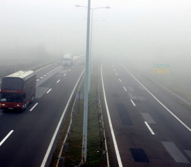 AMSS UPOZORAVA: Smanjena vidljivost na putevima zbog magle