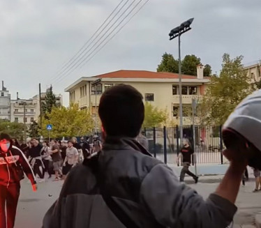 TUČA U SOLUNU: Ideolški sukob tinejdžera (VIDEO)