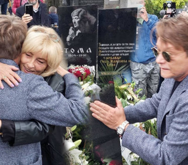 КАКО СУ СЕ УПОЗНАЛИ: Бјела расплакао све над Томиним гробом