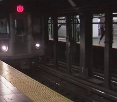 ЈЕЗИВО: У Њујоршком метроу покушала да убије жену
