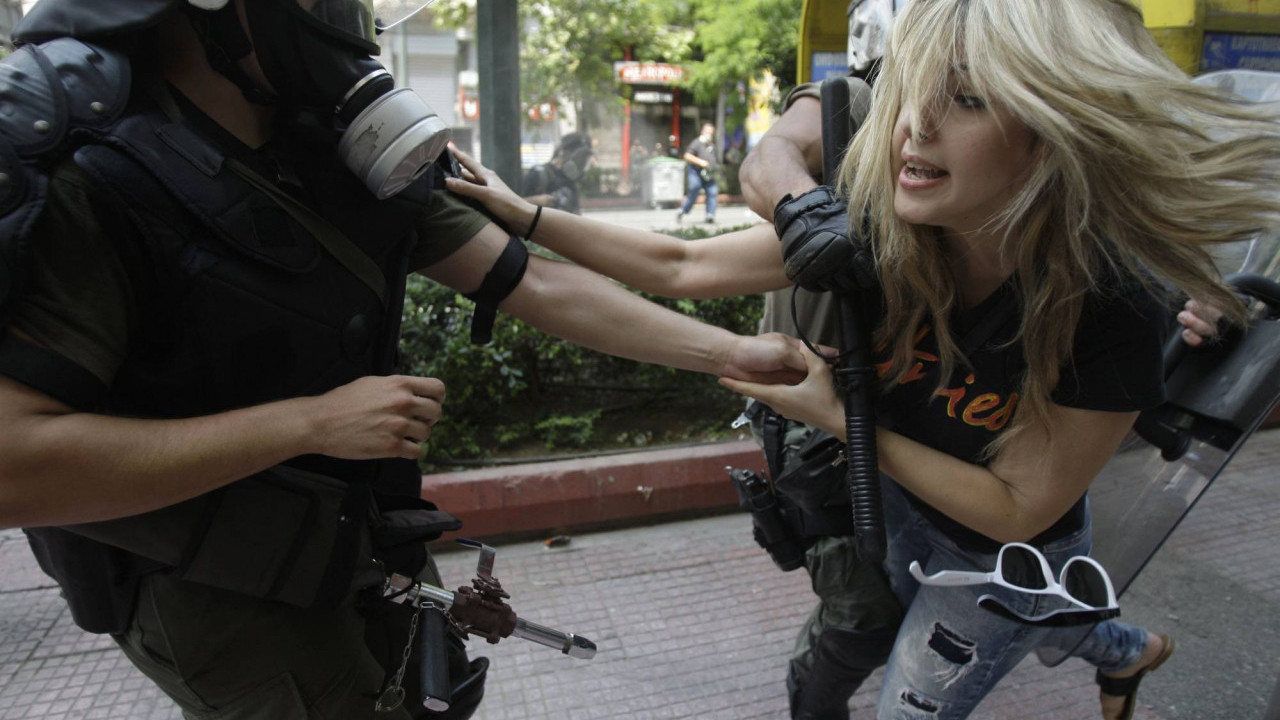 POLICIJA REAGOVALA: Suzavcem rasterali demonstrante