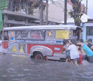 КАТАСТРОФА: Поплаве однеле девет живота