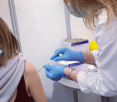 OGLASILA SE NA INSTAGRAMU: Trudna voditeljka primila vakcinu