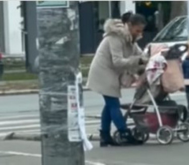 СКАНДАЛОЗАН СНИМАК: Мајка туче бебу у колицима насред улице