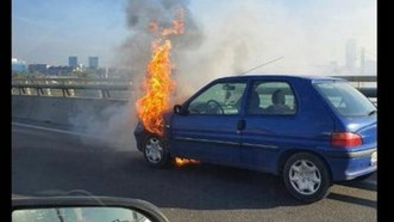 ДРАМА НА МОСТУ НА АДИ: Запалио се аутомобил, ватрогасци гасе