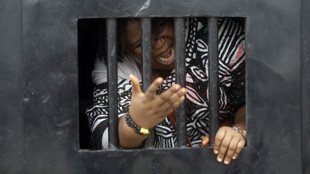 NAPALI ZATVOR: Pobeglo više desetina zatvorenika u Nigeriji