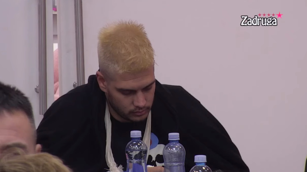 НОВА ЉУБАВ НА ПОМОЛУ? Она теши сломљеног Дејана