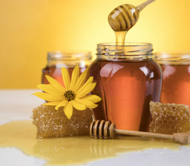 ИСТИНА ИЛИ ЗАБЛУДА: Треба ли мед јести само дрвеном кашиком?