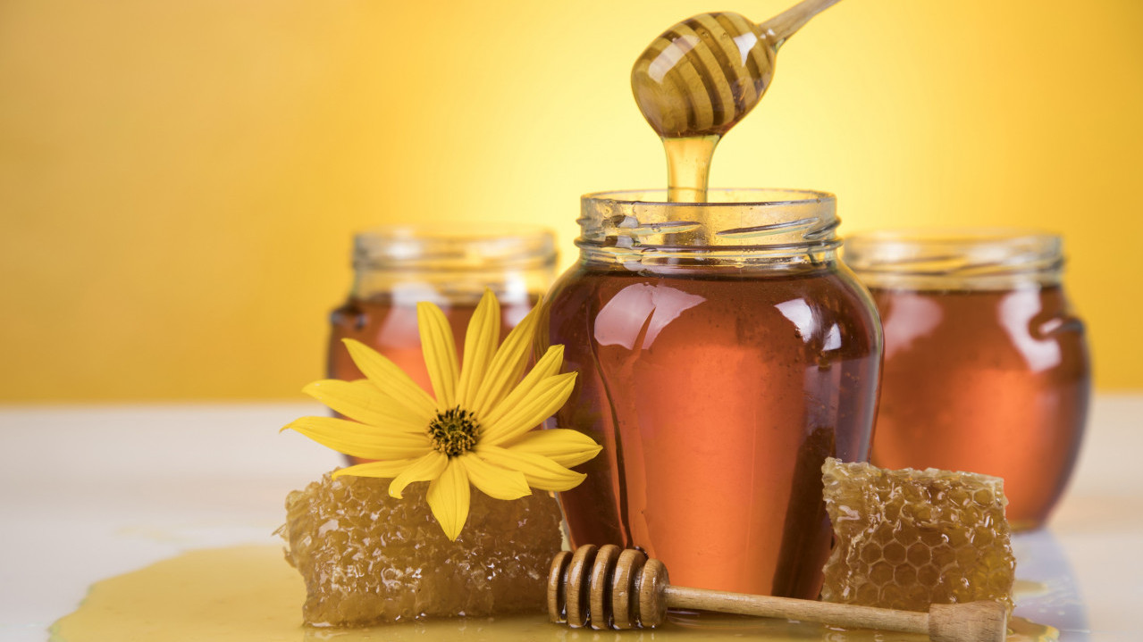 ИСТИНА ИЛИ ЗАБЛУДА: Треба ли мед јести само дрвеном кашиком?