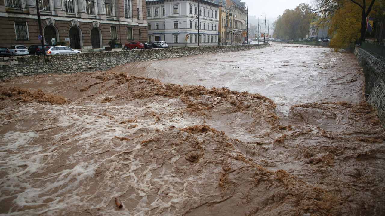 PALI SA KRANA: Radnike odnela reka