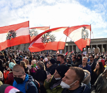 U Beču veliki protest protiv lokdauna i obavezne vakcinacije