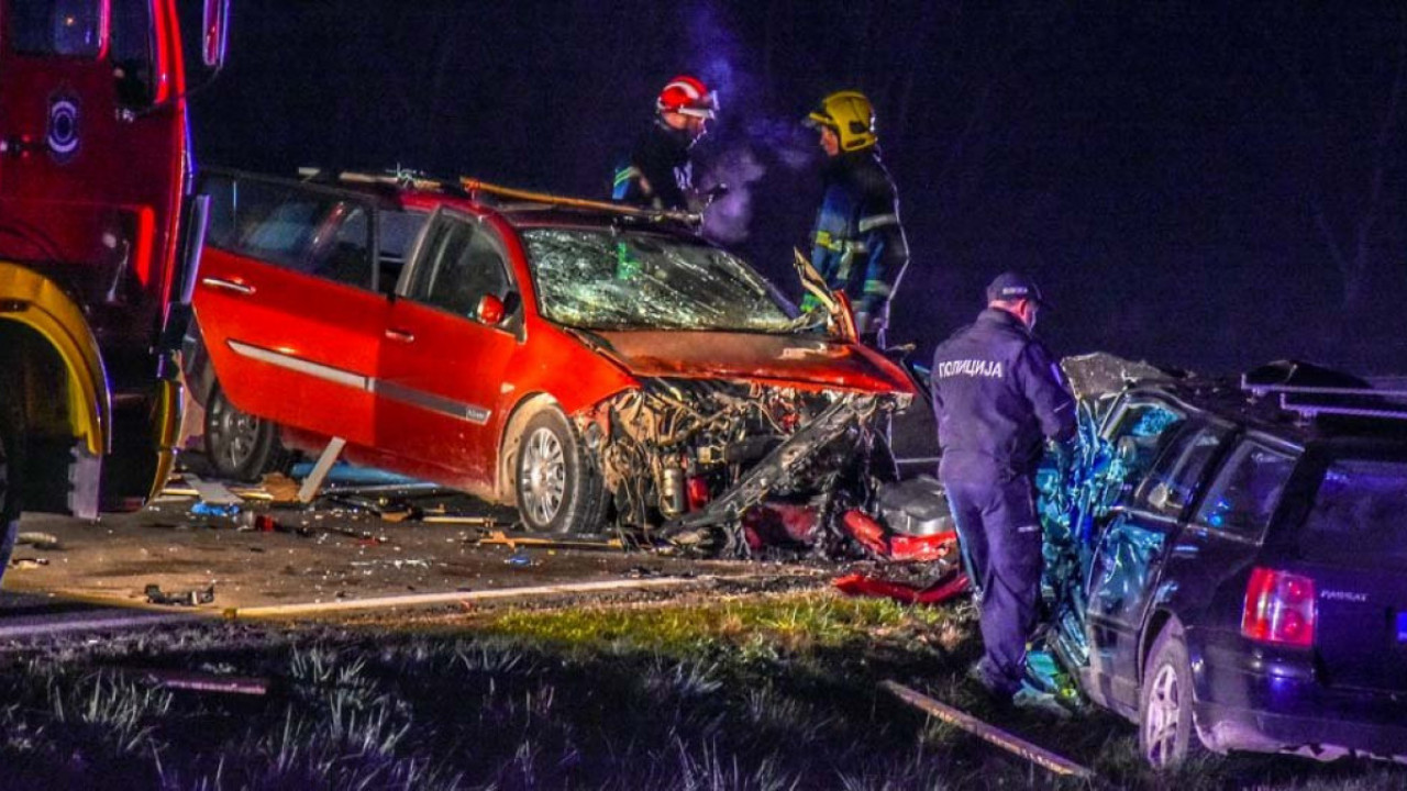 STRAVIČNA NESREĆA: Vatrogasci sekli auto