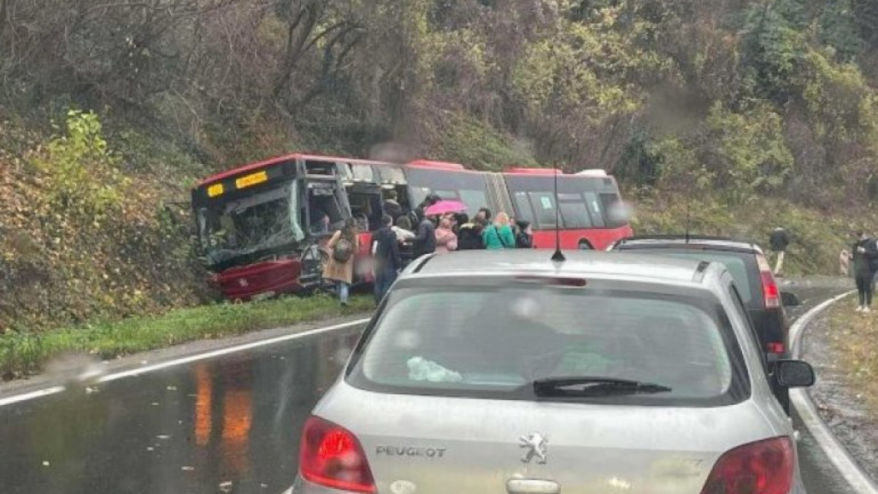 НЕСРЕЋА КОД БАРИЧА Аутобус слетео са пута, има повређених