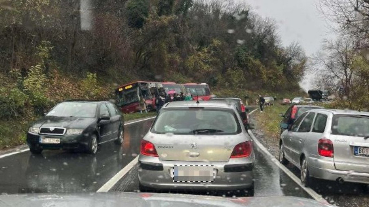 PRIJAVA PROTIV VOZAČA: Udario u autobus prikolicom