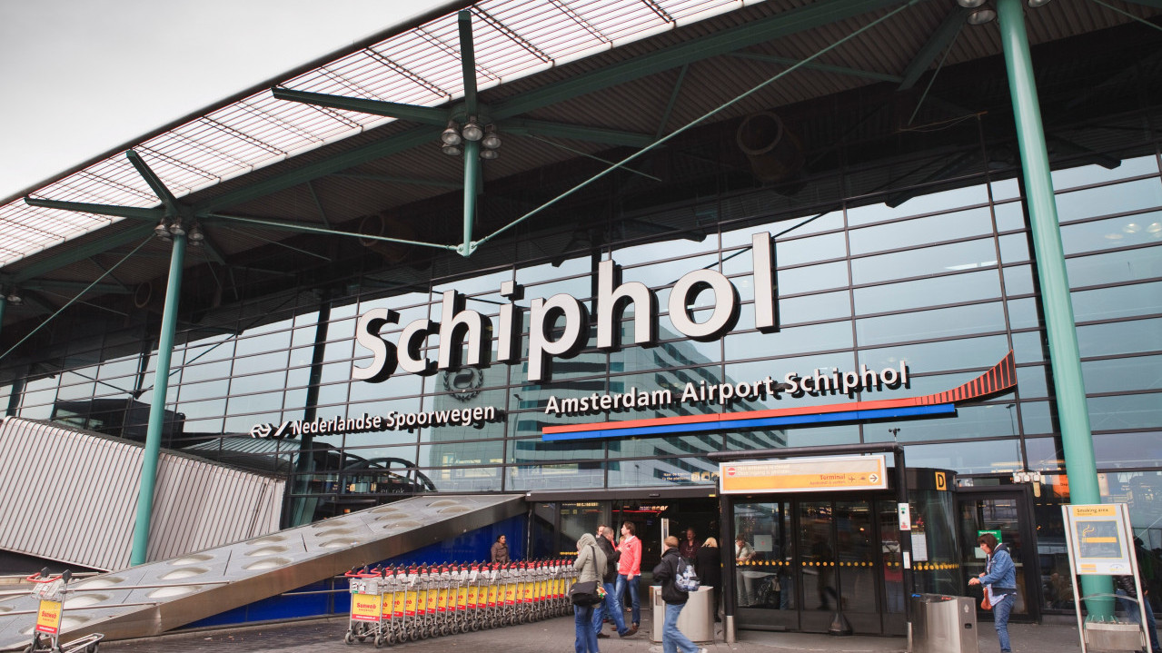 U Amsterdamu zadržavaju putnike u avionima zbog novog soja