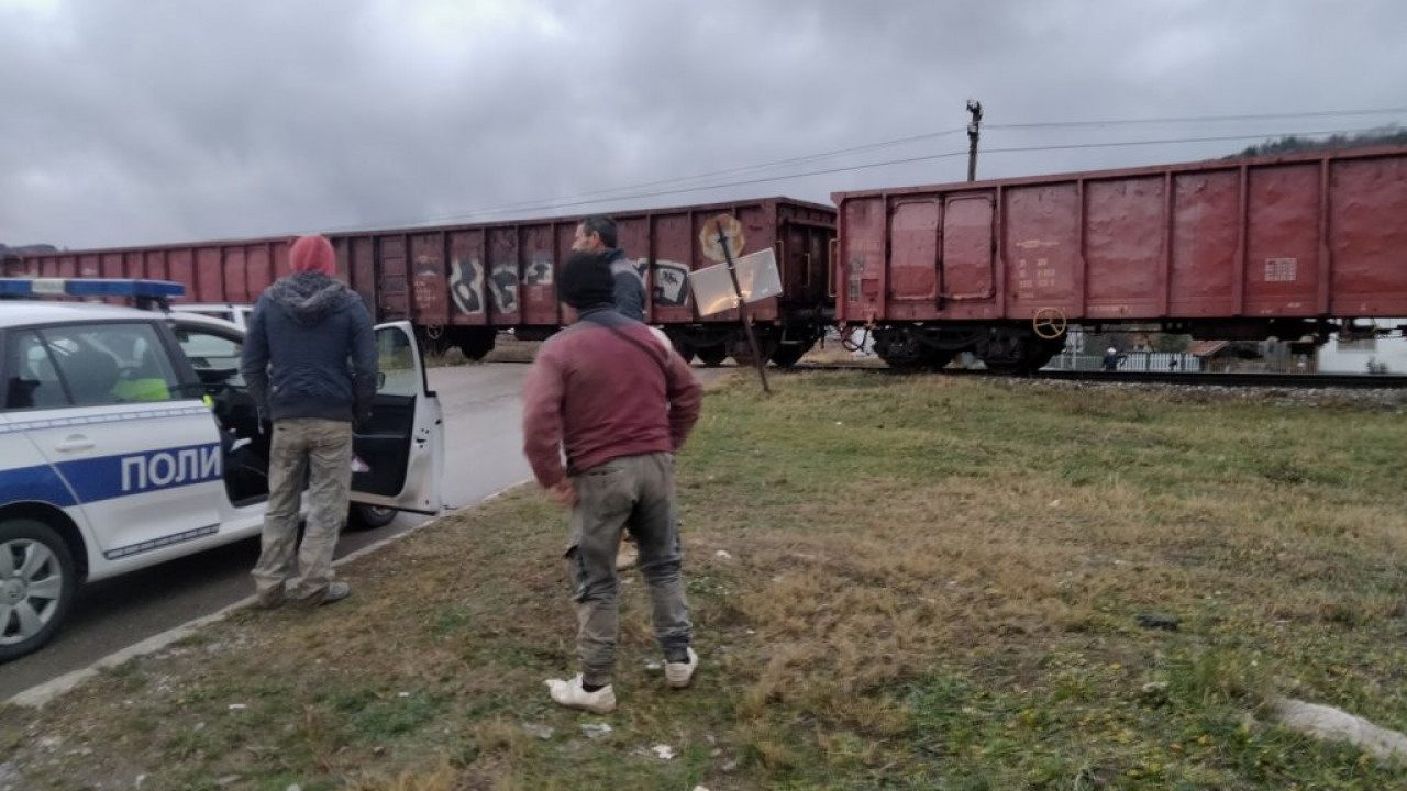 VOZ NALETEO NA KAMION: Uznemirujući snimak nesreće (VIDEO)