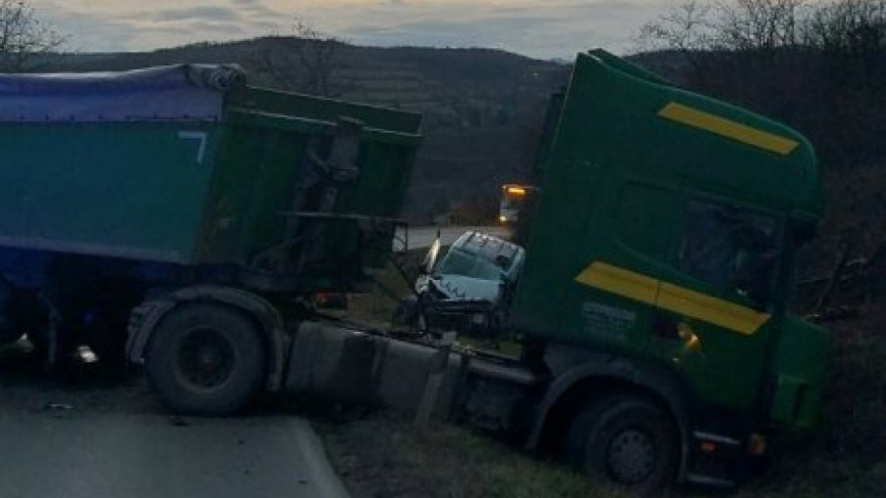 ZAKUCAO SE U KAMION: Jedan poginuo u stravičnoj nesreći