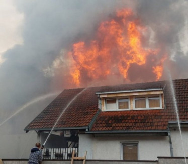 ОБРЕНОВАЦ: Пожар у кинеској робној кући, евакуисани радници