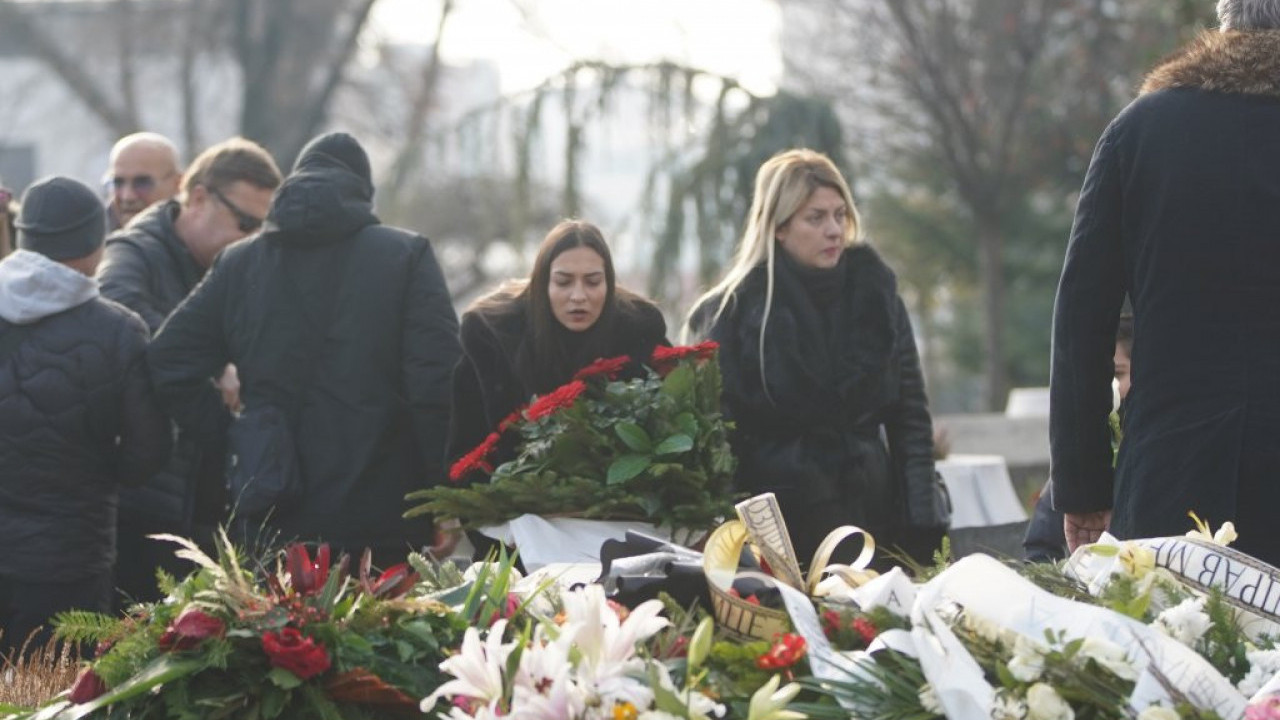 POMEN DŽEJU: Stigle njegove žene, ćerke, estrada... (FOTO)