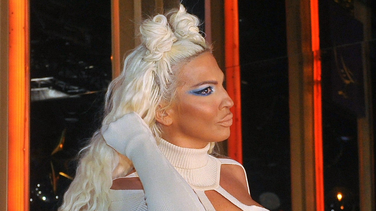 ИНТИМНЕ ДЕЛОВЕ КРИЈУ ДОЛАРИ: ЈК на поду, провокативна поза