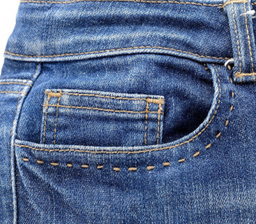 Да ли знате чему служи мали џеп на фармеркама?