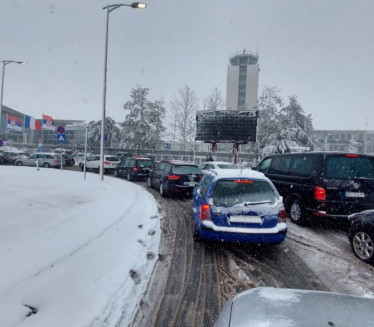 KOLAPS: Više vozila sletela sa auto-puta kod Batajnice