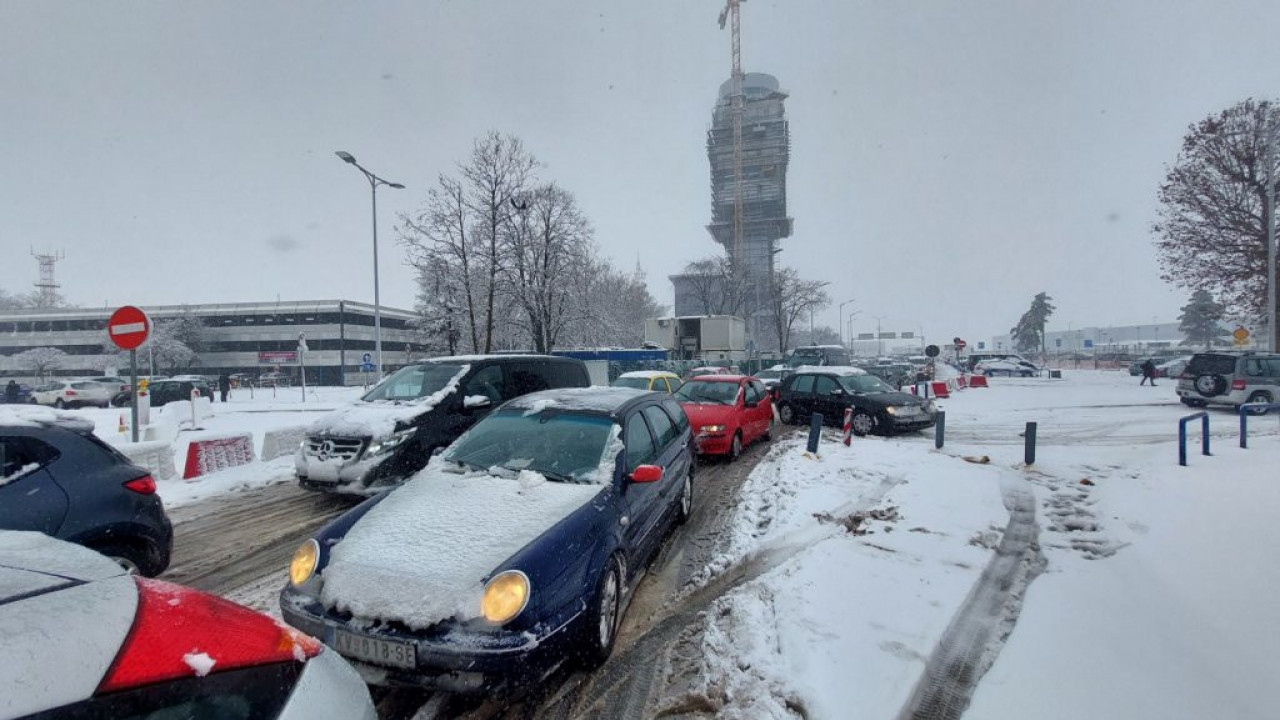 REČ STRUČNJAKA: Ovakav sneg je najopasniji za vožnju