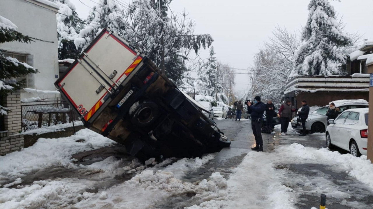 ПОЗНАТ РАЗЛОГ НЕЗГОДЕ: Због овога је камион пропао у асфалт