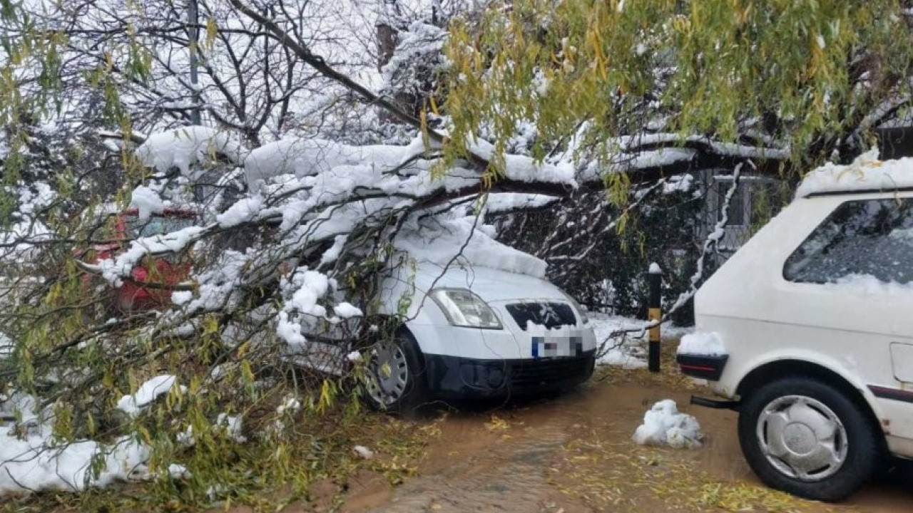 KOLAPS NA VIDIKOVCU: Sneg i dalje pravi probleme