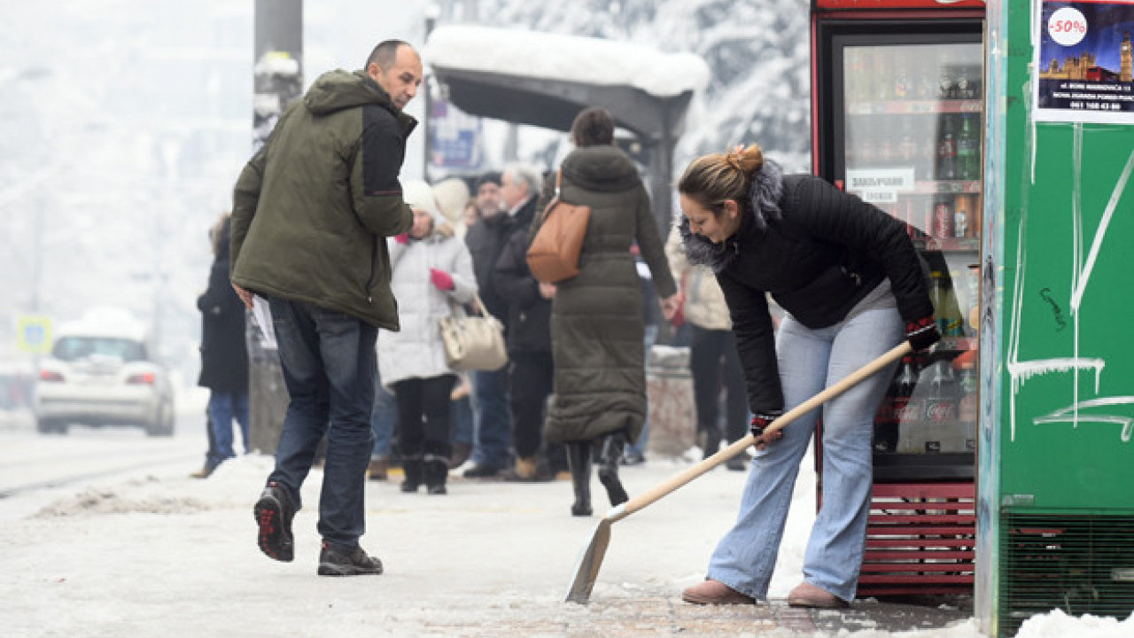 KAKO IZBEĆI KLIZANJE PO SNEGU I LEDU: Saveti koji će pomoći