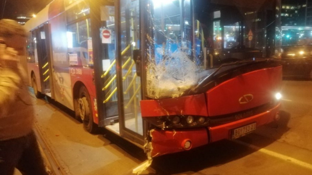 PUTNICI POPADALI: Silovit sudar sa autobusom