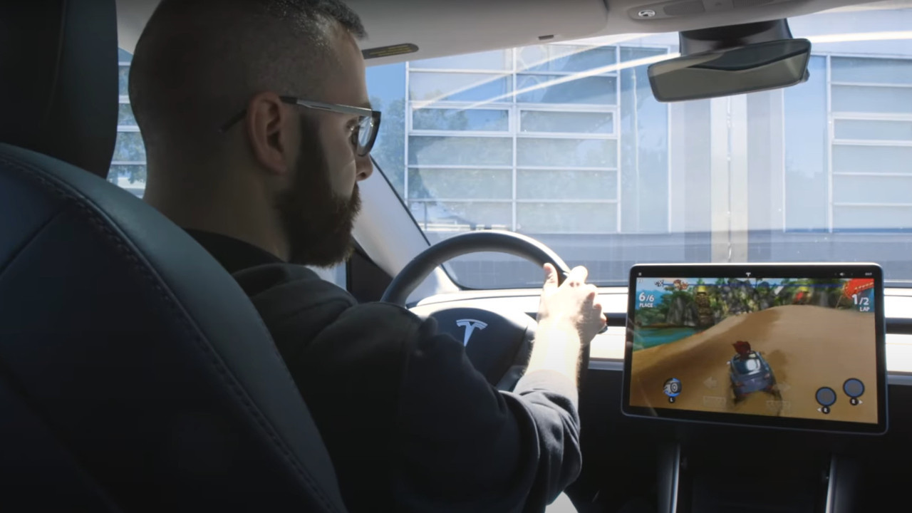 ZBOG IGRICE U PROBLEMU: Istraga o Teslinim automobilima